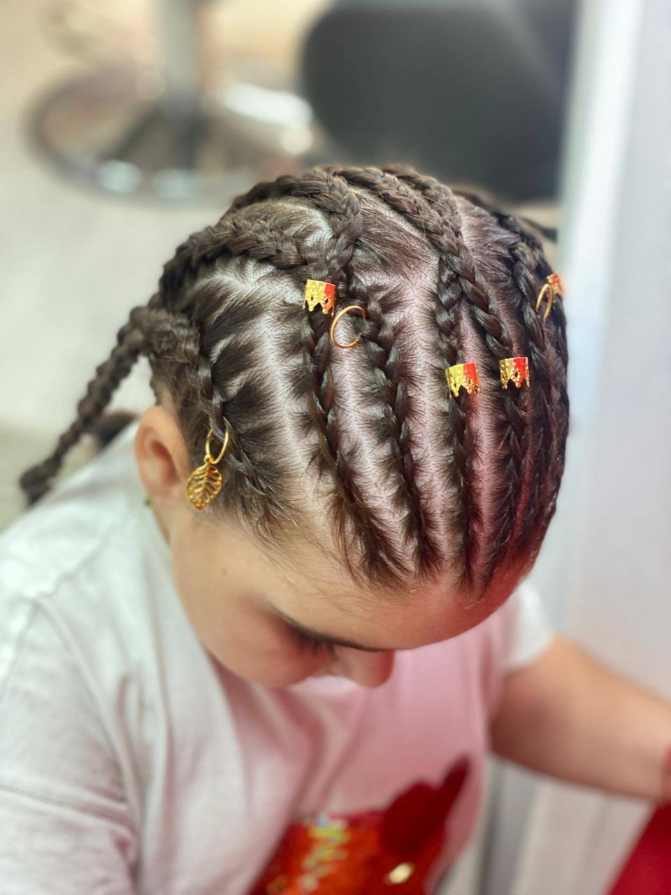 Коррекция и окрашивание бровей в студии красоты